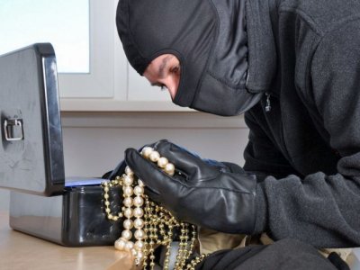 Evdən qızıl və pul oğurlayan şəxs saxlanıldı
