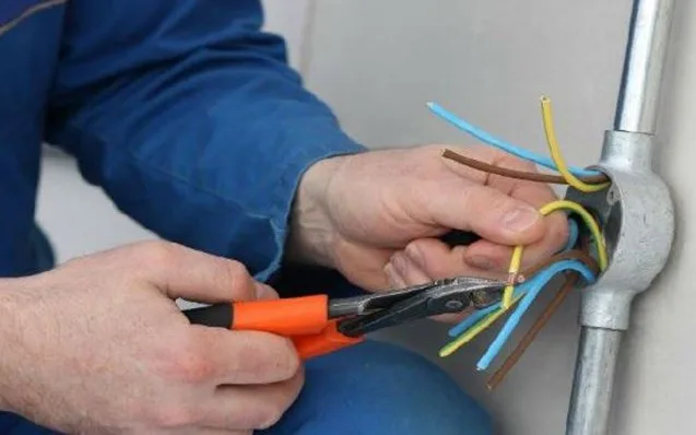 Evdə elektrik işləri görən kişi faciəvi şəkildə öldü