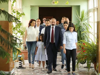 Paşinyan rəsmi sənəddə evli olduğunu bildirib