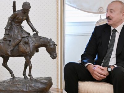 İlham Əliyev otağındakı tək heykəldən danışdı: Babamın yadigarıdır