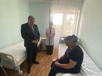 Şəhid anası xəstəxanada ziyarət edildi