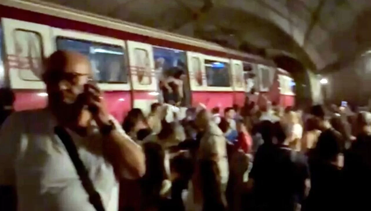İstanbulda metro qatarı relsdən çıxıb