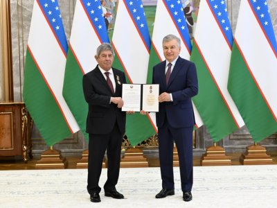 Şavkat Mirziyoyev Azərbaycanın səfirini təltif etdi - FOTO