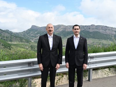 Prezidentlər Şuşanın Daşaltı kəndinin fonunda şəkil çəkdilər