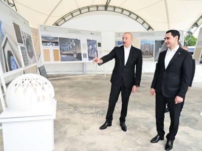 Dövlət başçıları Şuşa məscidində tikinti işlərinin gedişi ilə tanış olublar