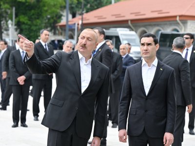 Liderlər Şuşada tanınmış şəxsiyyətlərin güllələnmiş büstlərinə baxıblar - FOTO