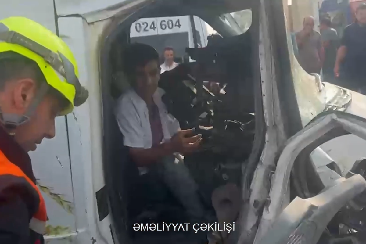 Çörək maşını səkiyə çırpıldı, xəsarət alan var - VİDEO