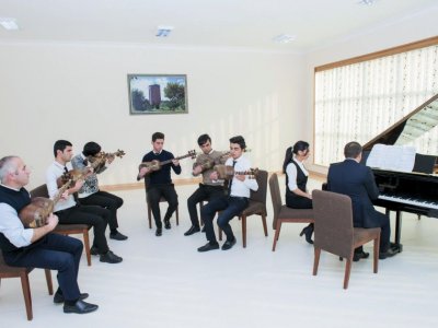 Kolleclərə maraq azalıb: yüzlərlə boş yer var