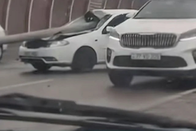 Bakıda BMW-nin vurduğu işıq dirəyi digər avtomobilin salonuna düşdü