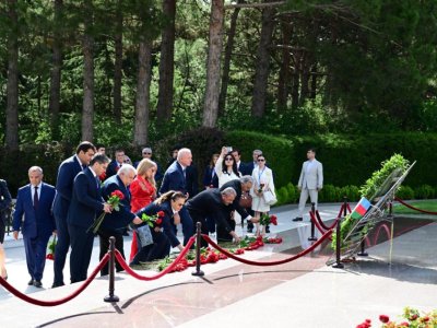 Beynəlxalq konqresin iştirakçıları Ulu Öndərin məzarını ziyarət ediblər
