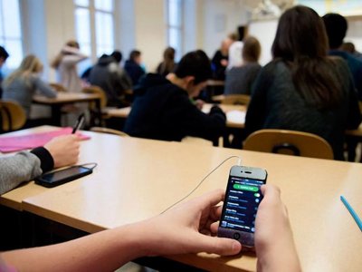 Şagirdlərin dərsdə mobil telefondan istifadəsi qadağan edilir - RƏSMİ