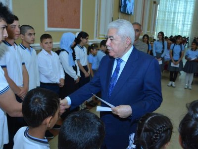 Ağalar Vəliyev Xaçmazda qabaqcıl müəllimləri və əlaçı şagirdləri mükafatlandırıb - FOTOLAR
