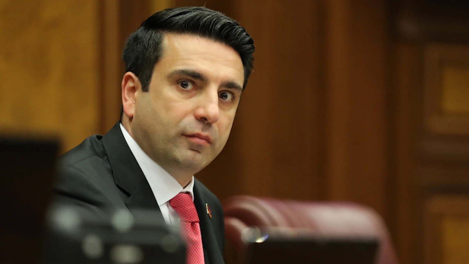 Simonyan deputat mandatından imtina etdi