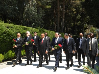 Zimbabve parlamentinin sədri Heydər Əliyevin məzarını və Zəfər parkını ziyarət edib