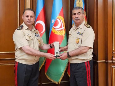 Nazir Xüsusi Təyinatlıların&nbsp;komandanını təltif etdi