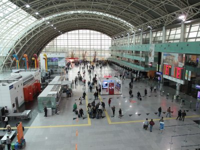 İzmir aeroportu qarışdı: 4 polis yaralandı