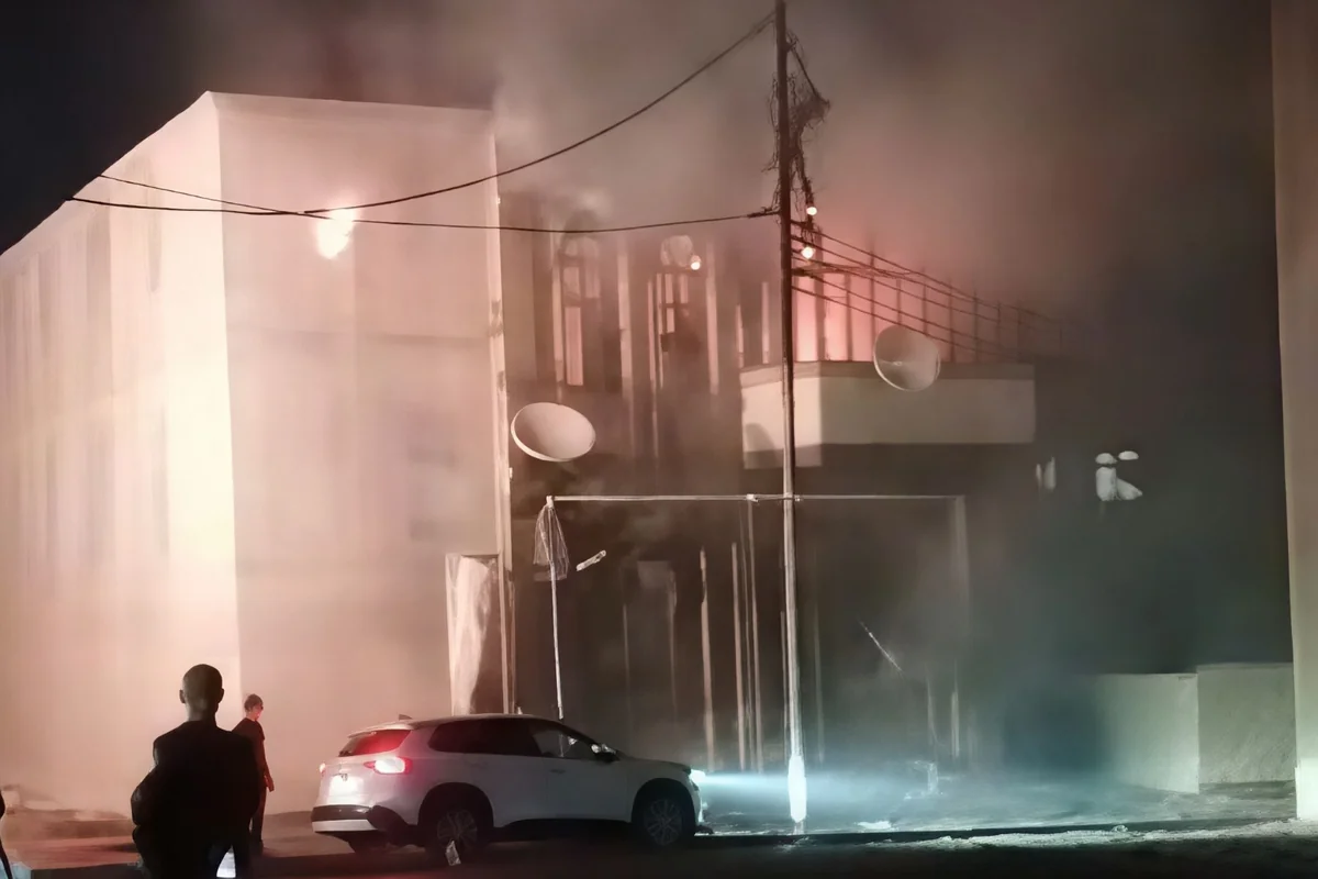 Yasamalda ikimərtəbəli ev yandı