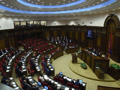 Parlamentdə hər iclasda danışan və kəlmə kəsməyən deputatlar