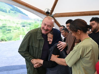 Prezident Şuşanın Kiçik Qaladərəsi kəndində sakinlərlə görüşdü - FOTOLAR