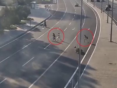 Piyadaları vurmamaq üçün manevr edən sürücüsü xəsarət aldı - VİDEO