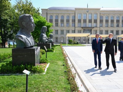 Prezidentlər Şuşada güllələnmiş büstlərinə baxıblar