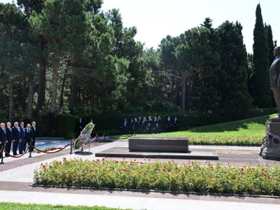 Konstitusiya Məhkəməsinin kollektivi Fəxri xiyabanı ziyarət edib