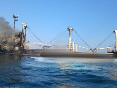 Yük gəmisinə raketlə hücum: 10 dənizçi öldü