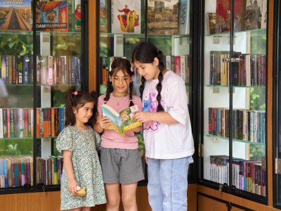 Şuşanın mərkəzində günəş enerjisi ilə işləyən "Kitab dayanacağı" istifadəyə verilib
