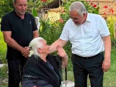 Dövləti məmurlarının simasında sevmək