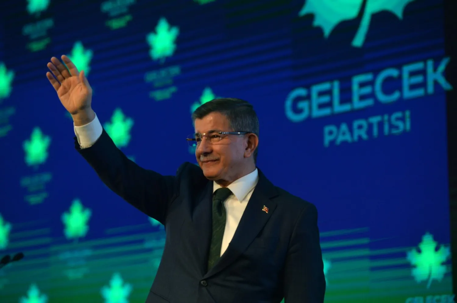 Davudoğlu siyasətdən getdi