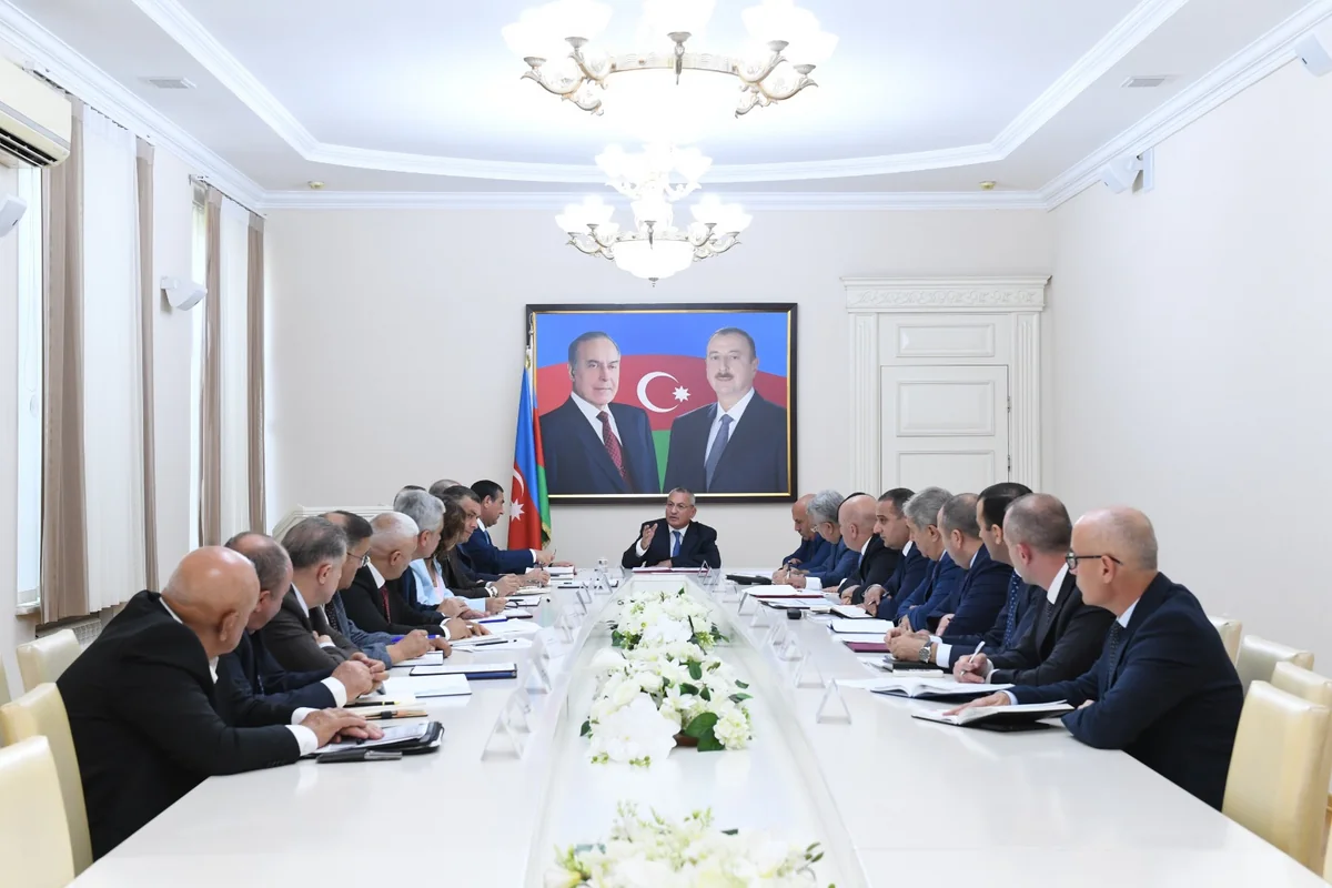 Rövşən Rzayev iclas keçirdi, tapşırıqlar verdi - FOTO
