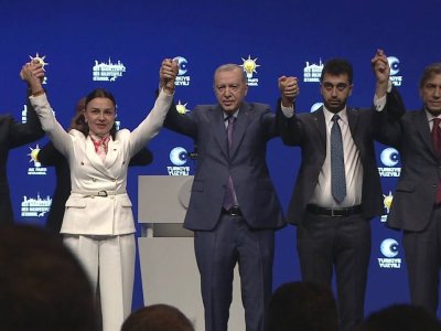 Müxalifətçi bələdiyyə sədrləri kütləvi şəkildə Ərdoğanın partiyasına keçdilər - VİDEO&nbsp;