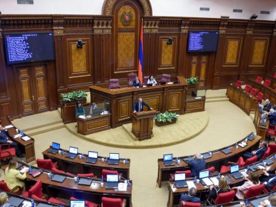 Ermənistan parlamentində Katolikosun dəvət olunmaması gərginlik yaratdı