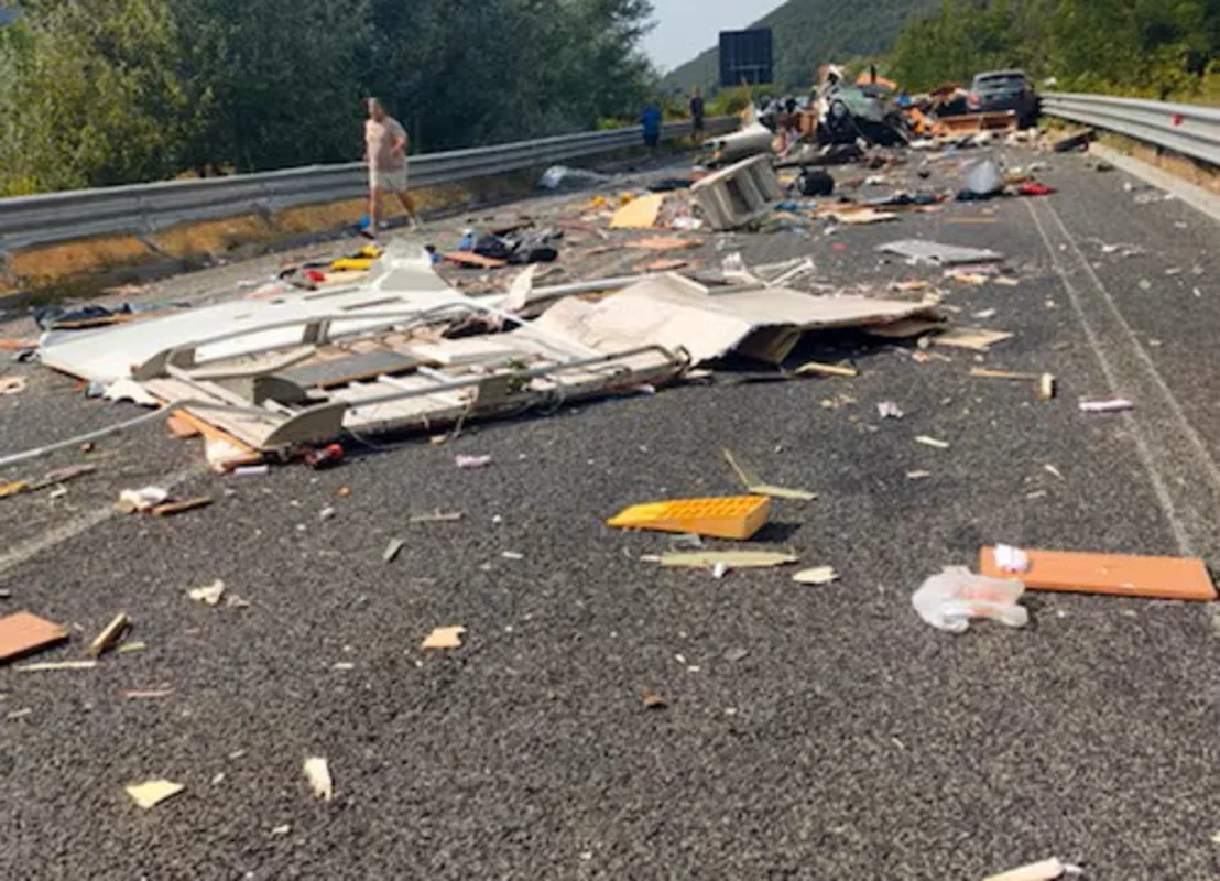 İtaliyada zəncirvari qəza: Altı ölü, onlarla yaralı var