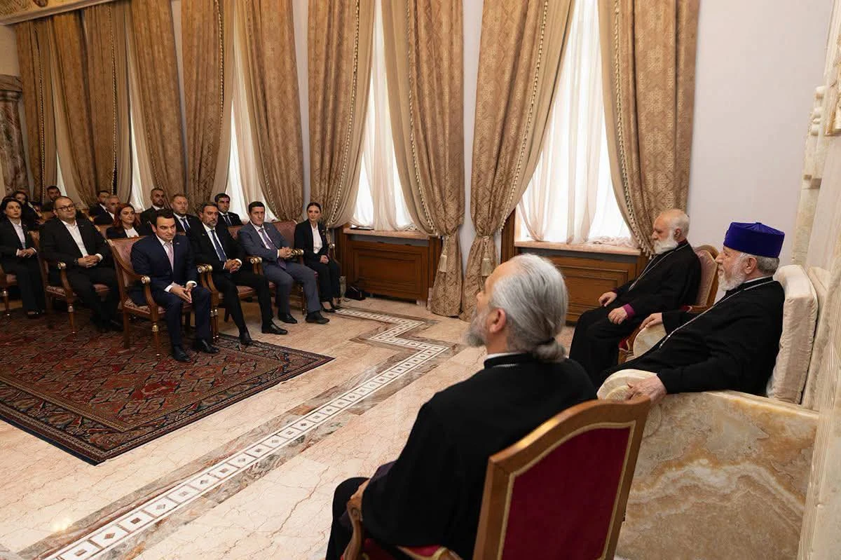 İqtidar deputatları II Qaregini saymadılar, müxalif&nbsp;deputalar&nbsp;onun ayağına getdilər