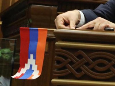 "Artsax bayrağı" Ermənistan parlamentindən yığışdırıldı