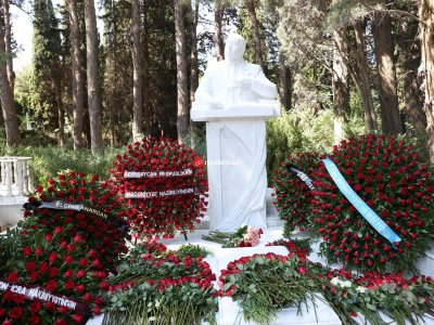 Xalq yazıçısı Elçinin qəbirüstü abidəsinin açılışı oldu