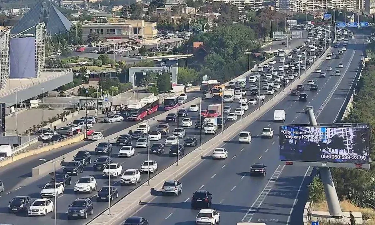 Bakının əsas yollarında TIXAC var