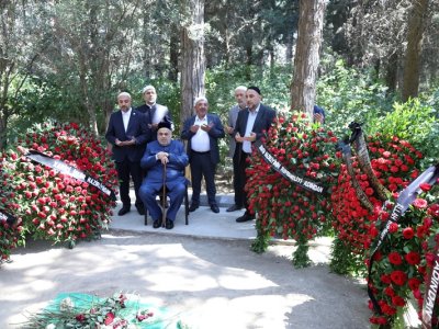 Şeyx Nəriman Həsənzadənin məzarını ziyarət etdi -&nbsp;FOTO