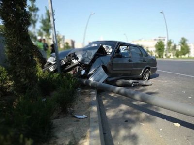 Maşın işıq dirəyinə çırpıldı, sürücü öldü