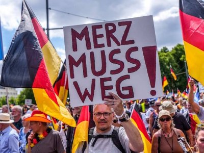 В Германии прошла акция протеста против правительства Мерца - ВИДЕО