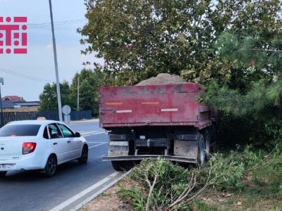 Gəncə-Kəlbəcər yolunda "Kamaz" ağaca çırpıldı