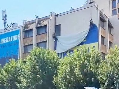 Bu ölkədə Ukrayna bayrağı endirildi