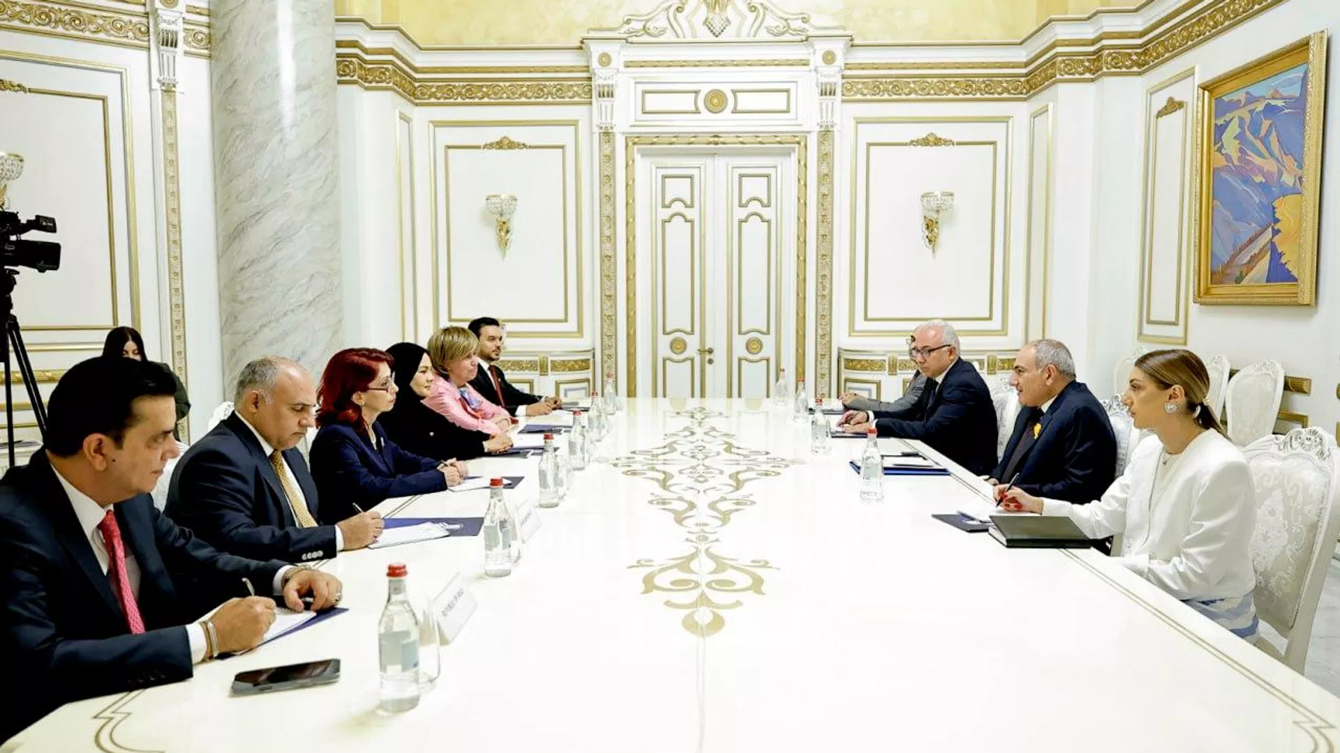 Paşinyan səfirlərə Azərbaycanla sülhdən danışdı