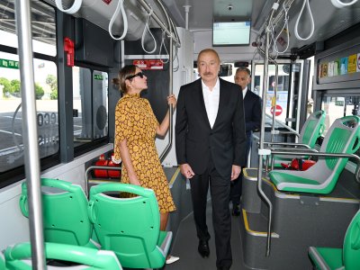 Dövlət başçısı Naxçıvanda elektrik mühərrikli yeni avtobuslara baxıb