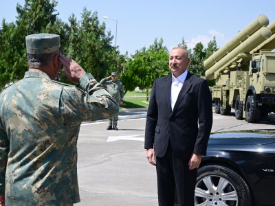 Prezident Komando hərbi hissələrinə Döyüş bayraqları verdi