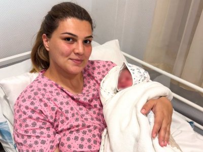 Hamilə qadın təcili yardım maşınında uşaq dünyaya gətirdi - FOTO