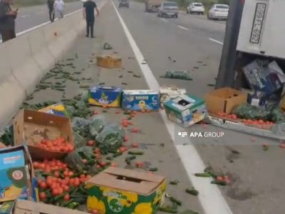 Ucarda yük maşını aşdı: Pomidor və xiyar yola dağıldı&nbsp;