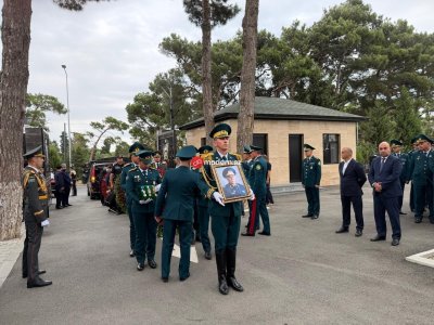 General dəfn olunur - Elçin Quliyev də məzarlığa gəldi -&nbsp;FOTOLAR