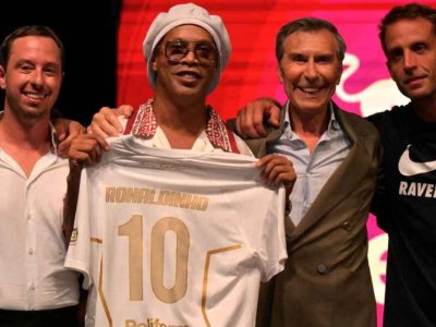 Futbol əfsanəsi 46 yaşında futbola qayıtdı